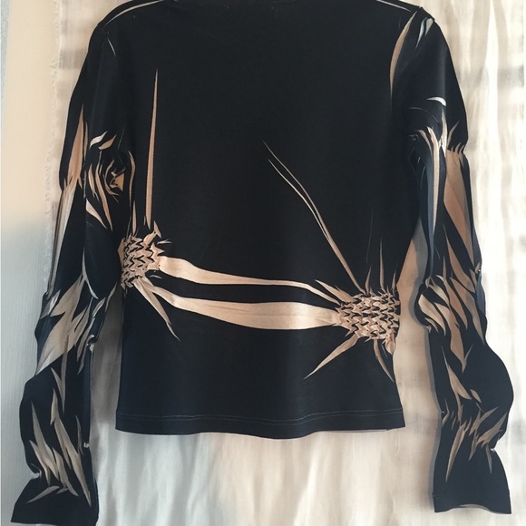 Designer fashion.See all details:poshmark.ca/closet/webzy. Unique and el… - Picture 6 of 15